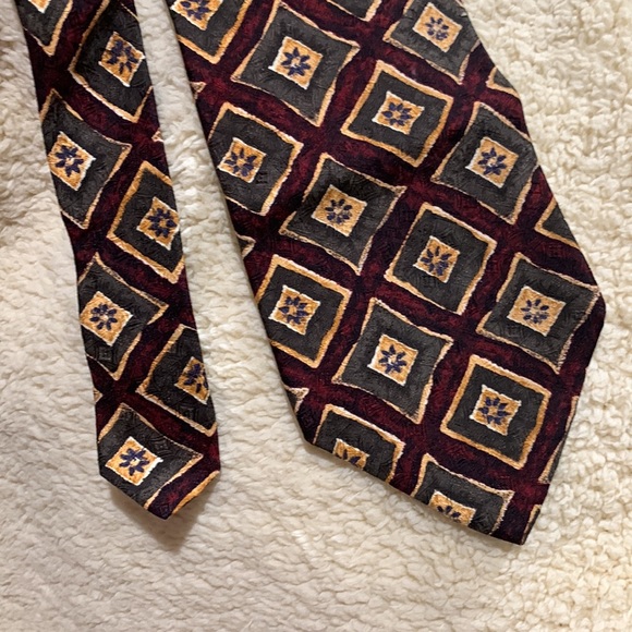 SILK Tie - Picture 3 of 7
